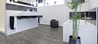 Badezimmer mit Vinylboden in Holzoptik