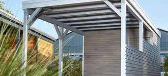 weißer Carport aus Holz
