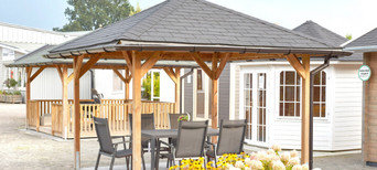 Pavillon mit Holzbalken und Schindeldach